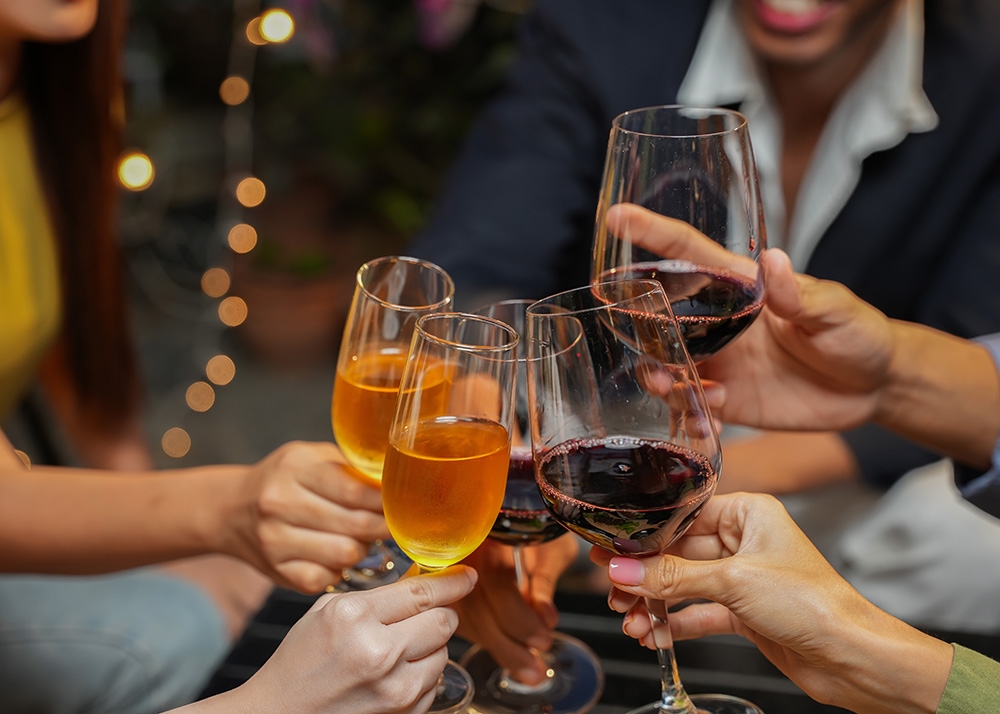 AdobeStock_1140245269 drinks cheers – web